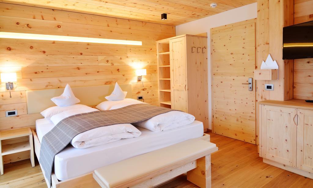 Chalet Elisabeth Dolomites Alpin & Charme Hotell Selva di Val Gardena Rum bild