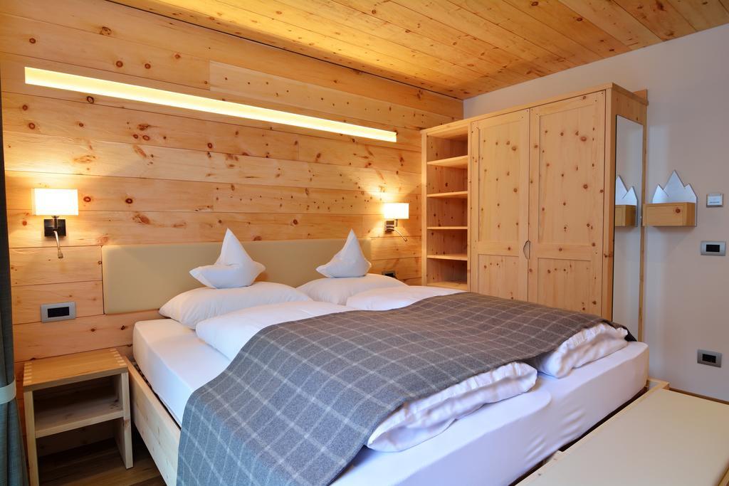 Chalet Elisabeth Dolomites Alpin & Charme Hotell Selva di Val Gardena Rum bild